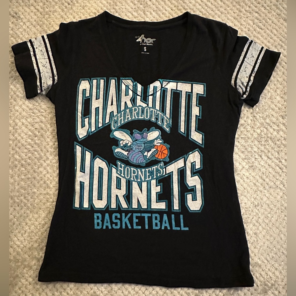 Charlotte Hornets V-Neck T-Shirt G-III 4Her by Carl Banks 100% cotton Size Small